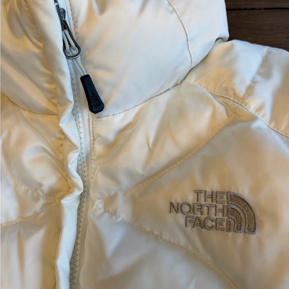 The North Face Women’s Cream Quilted Insulated Vest Size Medium - Picture 4 of 4
